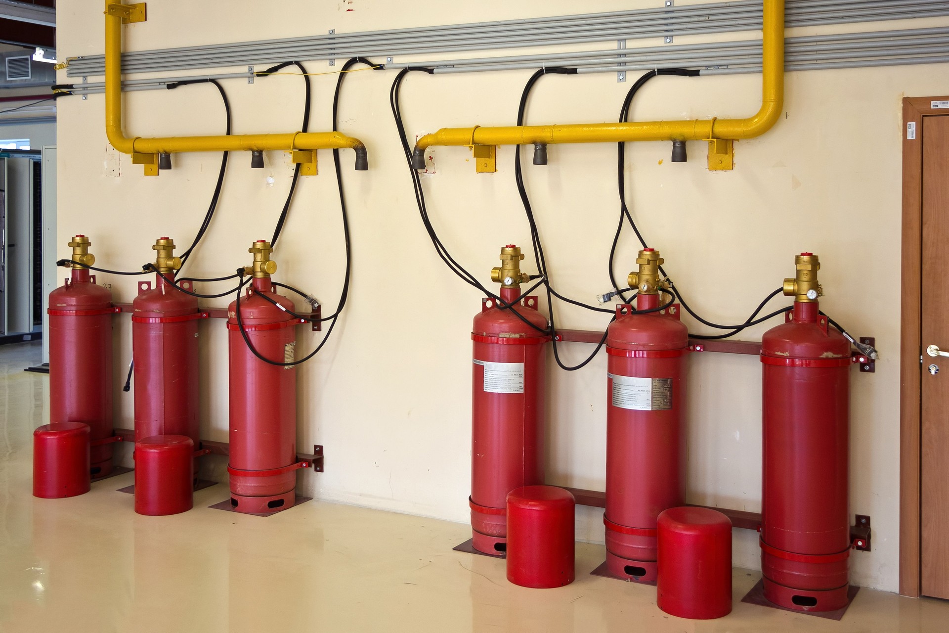 Automatic industrial fire extinguishing system. CO2 fire extinguishers in the room